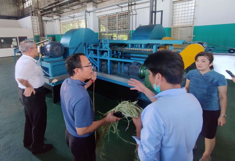 “อสอ.ใบน้อย” เยี่ยมชมเครื่องคัดแยกเส้นใยกัญชง เตรียมนำร่อง ศูนย์ Pilot Plant คัดแยกวัสดุเส้นใยแห่งอนาคต
