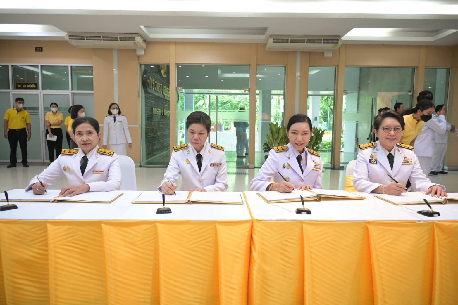 รัฐมนตรีฯ อนุชา นำคณะผู้บริหาร อก. ถวายพระพรเนื่องในโอกาสวันเฉลิมพระชนมพรรษา พระบาทสมเด็จพระเจ้าอยู่หัวฯ และพิธีถวายสัตย์ปฏิญาณเพื่อเป็นข้าราชการที่ดีและพลังของแผ่นดิน