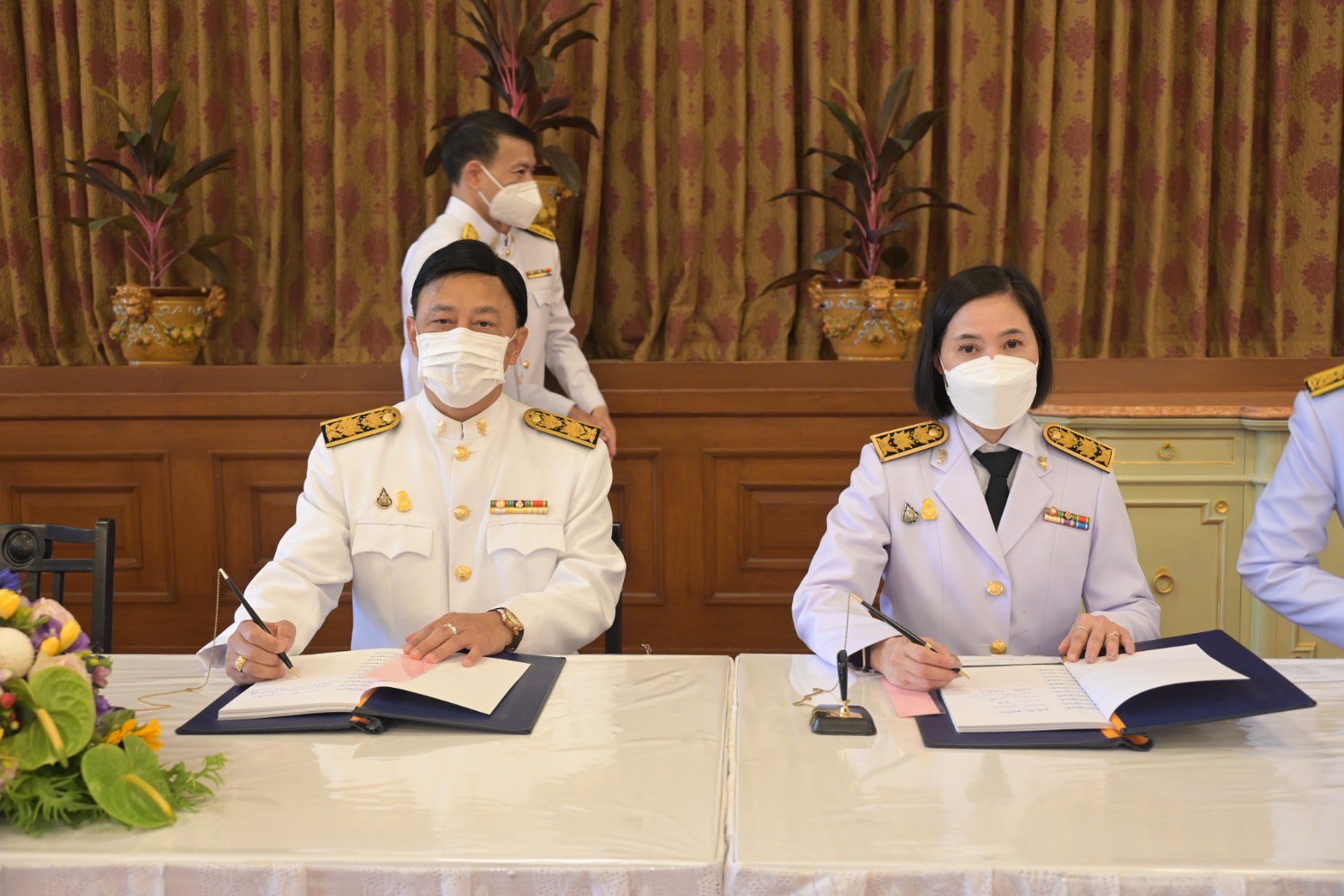ปลัดฯ ณัฐพล นำคณะผู้บริหารกระทรวงอุตสาหกรรม ร่วมพิธีลงนามถวายพระพรพระบาทสมเด็จพระเจ้าอยู่หัว เนื่องในโอกาสวันเฉลิมพระชนมพรรษา ประจำปีพุทธศักราช 2566 ณ ศาลาสหทัยสมาคม ในพระบรมหาราชวัง