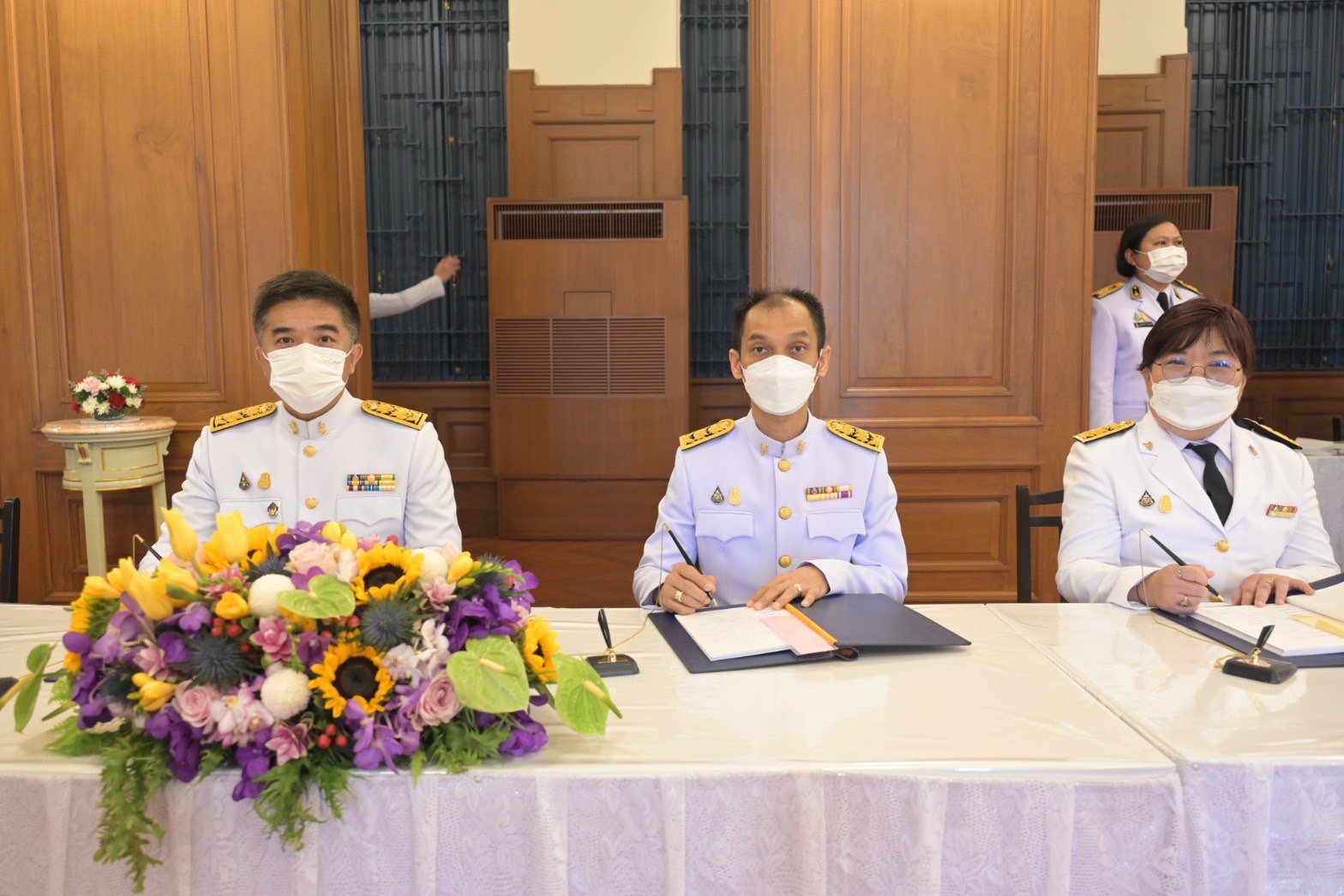 ปลัดฯ ณัฐพล นำคณะผู้บริหารกระทรวงอุตสาหกรรม ร่วมพิธีลงนามถวายพระพรพระบาทสมเด็จพระเจ้าอยู่หัว เนื่องในโอกาสวันเฉลิมพระชนมพรรษา ประจำปีพุทธศักราช 2566 ณ ศาลาสหทัยสมาคม ในพระบรมหาราชวัง
