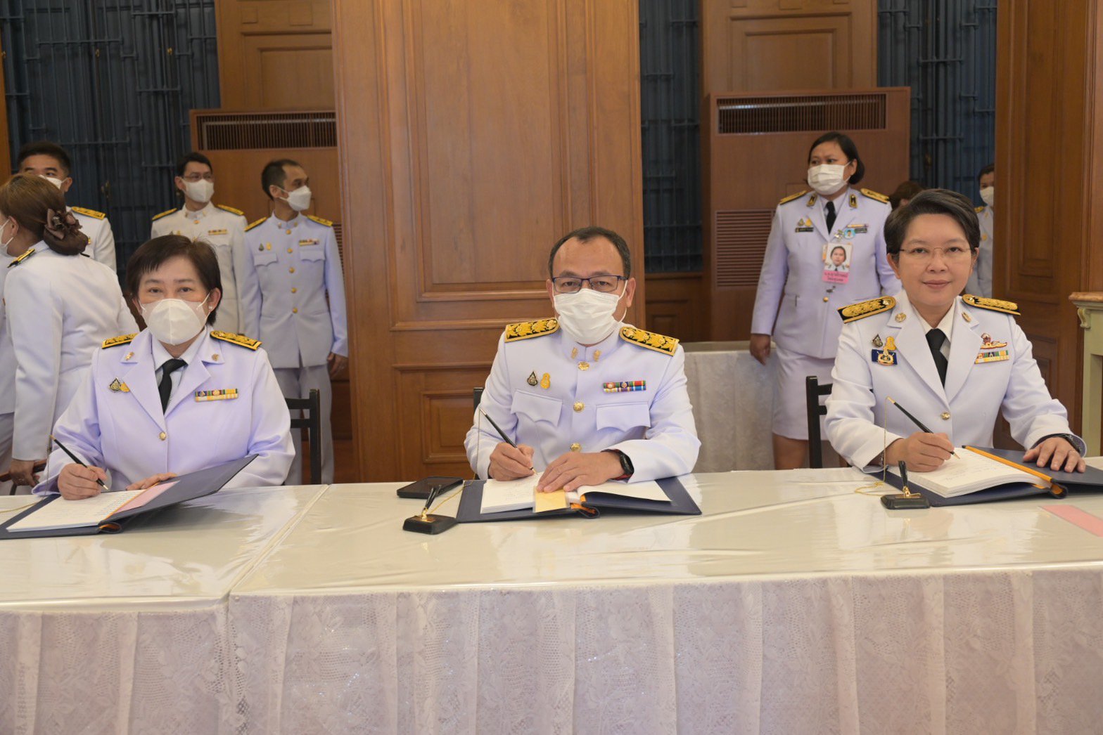 ปลัดฯ ณัฐพล นำคณะผู้บริหารกระทรวงอุตสาหกรรม ร่วมพิธีลงนามถวายพระพรพระบาทสมเด็จพระเจ้าอยู่หัว เนื่องในโอกาสวันเฉลิมพระชนมพรรษา ประจำปีพุทธศักราช 2566 ณ ศาลาสหทัยสมาคม ในพระบรมหาราชวัง