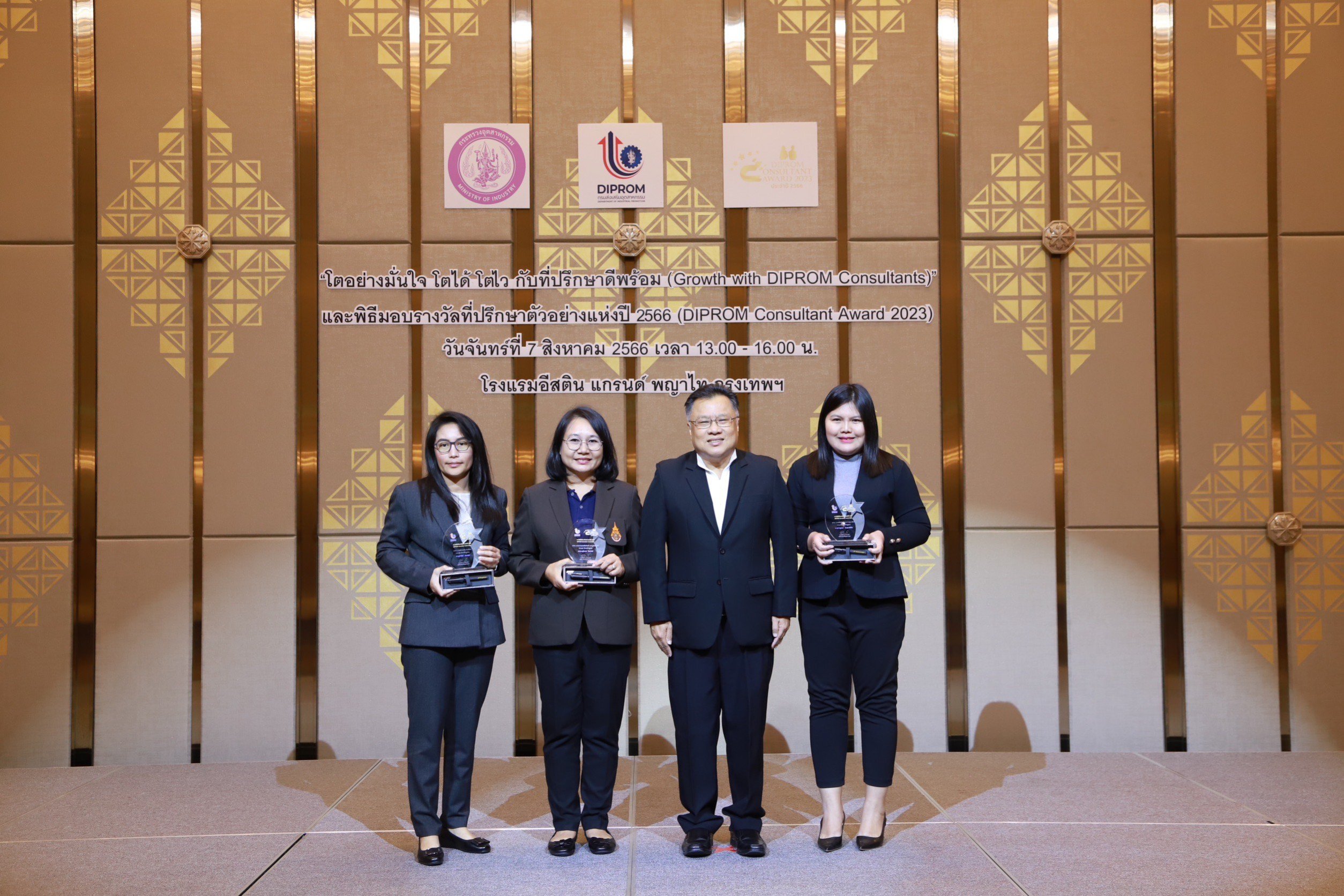 “รสอ.วาที” มอบรางวัลเชิดชู 9 บุคคลเบื้องหลังแห่งความสำเร็จผู้ประกอบการไทย 