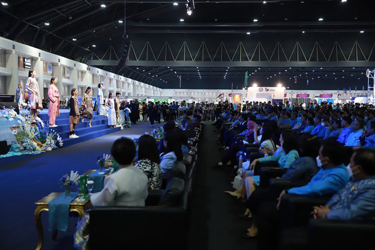 “ดีพร้อม” เข้าร่วมพิธีเปิดงาน "ศิลปาชีพประทีปไทย OTOP หลอมดวงใจ ด้วยพระบารมี" ประจำปี 2566 เพื่อเฉลิมพระเกียรติ “สมเด็จพระพันปีหลวง” 91 พรรษา