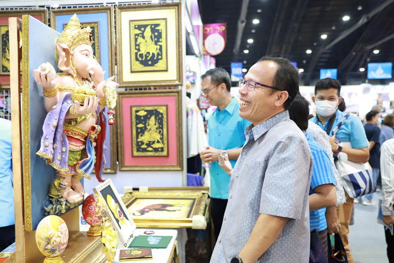 “ดีพร้อม” เข้าร่วมพิธีเปิดงาน "ศิลปาชีพประทีปไทย OTOP หลอมดวงใจ ด้วยพระบารมี" ประจำปี 2566 เพื่อเฉลิมพระเกียรติ “สมเด็จพระพันปีหลวง” 91 พรรษา