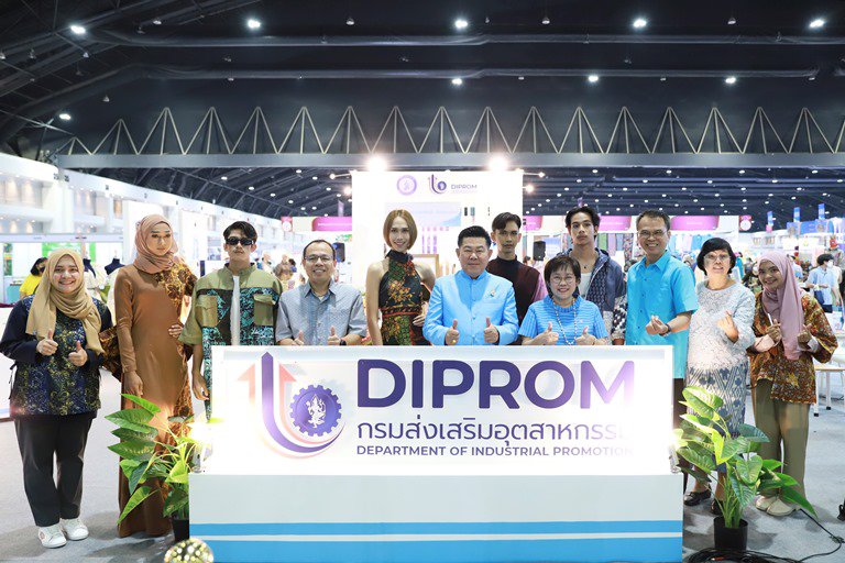 “ดีพร้อม” เข้าร่วมพิธีเปิดงาน "ศิลปาชีพประทีปไทย OTOP หลอมดวงใจ ด้วยพระบารมี" ประจำปี 2566 เพื่อเฉลิมพระเกียรติ “สมเด็จพระพันปีหลวง” 91 พรรษา