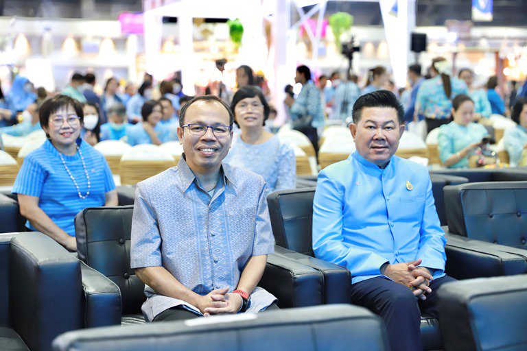 “ดีพร้อม” เข้าร่วมพิธีเปิดงาน "ศิลปาชีพประทีปไทย OTOP หลอมดวงใจ ด้วยพระบารมี" ประจำปี 2566 เพื่อเฉลิมพระเกียรติ “สมเด็จพระพันปีหลวง” 91 พรรษา