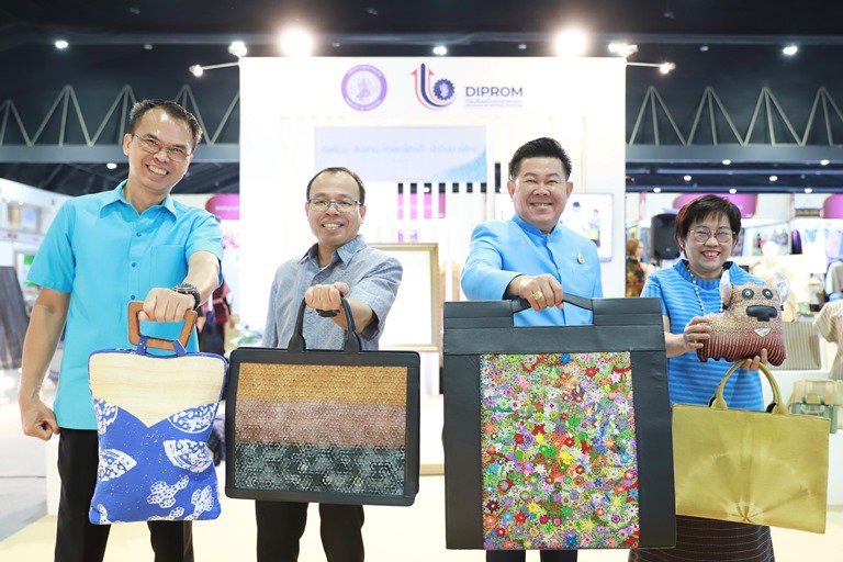 “ดีพร้อม” เข้าร่วมพิธีเปิดงาน "ศิลปาชีพประทีปไทย OTOP หลอมดวงใจ ด้วยพระบารมี" ประจำปี 2566 เพื่อเฉลิมพระเกียรติ “สมเด็จพระพันปีหลวง” 91 พรรษา