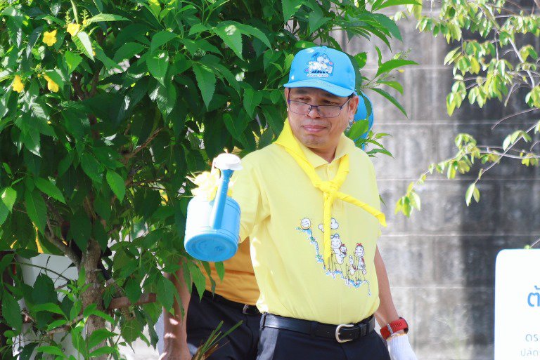 "อธิบดีใบน้อย" นำทีมชาวดีพร้อมรวมพลังจิตอาสาปลูกต้นหญ้าแฝก จำนวน 100,000 ต้น 