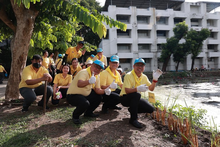 "อธิบดีใบน้อย" นำทีมชาวดีพร้อมรวมพลังจิตอาสาปลูกต้นหญ้าแฝก จำนวน 100,000 ต้น 