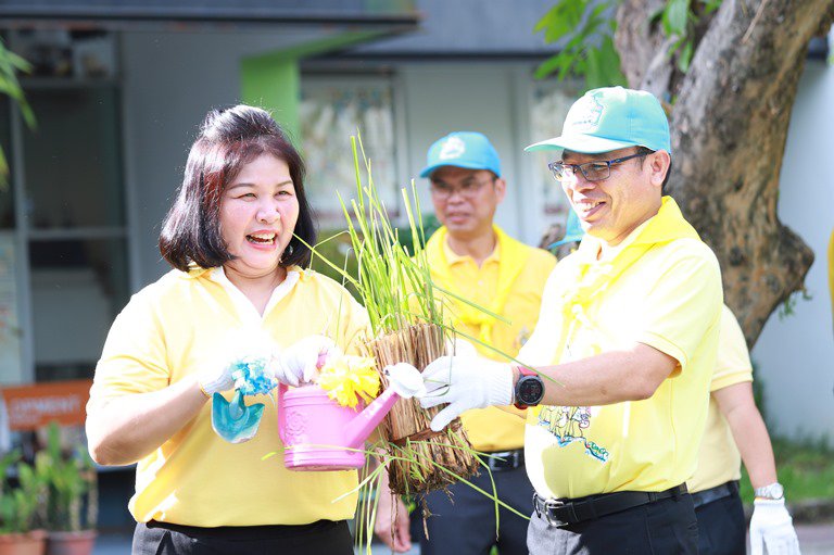 "อธิบดีใบน้อย" นำทีมชาวดีพร้อมรวมพลังจิตอาสาปลูกต้นหญ้าแฝก จำนวน 100,000 ต้น 