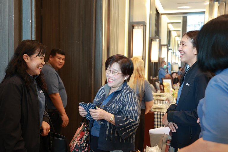 "อสอ.ใบน้อย" นำทีมผู้บริหารดีพร้อม มอบวุฒิบัตรและแสดงความยินดีกับผู้ประกอบการ คพอ. พื้นที่ภาคตะวันออกเฉียงเหนือ