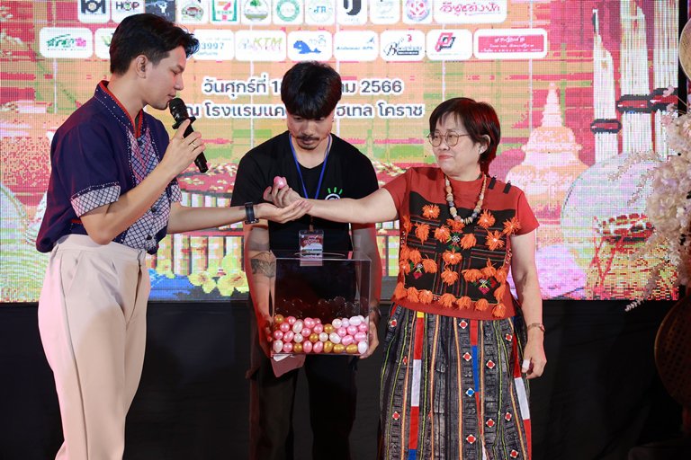 "อสอ.ใบน้อย" นำทีมผู้บริหารดีพร้อม มอบวุฒิบัตรและแสดงความยินดีกับผู้ประกอบการ คพอ. พื้นที่ภาคตะวันออกเฉียงเหนือ
