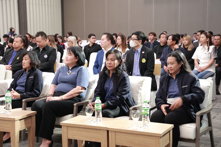 "อสอ.ใบน้อย" นำทีมผู้บริหารดีพร้อม มอบวุฒิบัตรและแสดงความยินดีกับผู้ประกอบการ คพอ. พื้นที่ภาคตะวันออกเฉียงเหนือ
