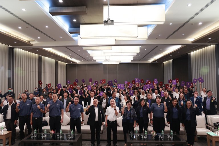 "อสอ.ใบน้อย" นำทีมผู้บริหารดีพร้อม มอบวุฒิบัตรและแสดงความยินดีกับผู้ประกอบการ คพอ. พื้นที่ภาคตะวันออกเฉียงเหนือ