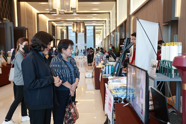 "อสอ.ใบน้อย" นำทีมผู้บริหารดีพร้อม มอบวุฒิบัตรและแสดงความยินดีกับผู้ประกอบการ คพอ. พื้นที่ภาคตะวันออกเฉียงเหนือ