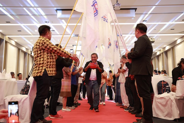"อสอ.ใบน้อย" นำทีมผู้บริหารดีพร้อม มอบวุฒิบัตรและแสดงความยินดีกับผู้ประกอบการ คพอ. พื้นที่ภาคตะวันออกเฉียงเหนือ
