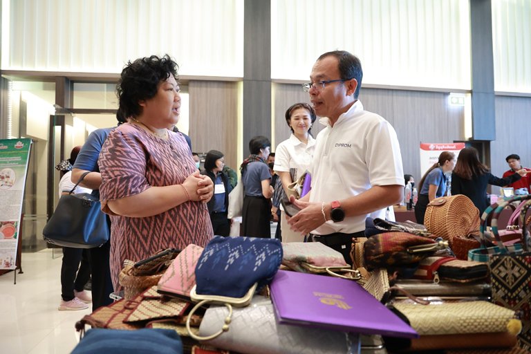 "อสอ.ใบน้อย" นำทีมผู้บริหารดีพร้อม มอบวุฒิบัตรและแสดงความยินดีกับผู้ประกอบการ คพอ. พื้นที่ภาคตะวันออกเฉียงเหนือ