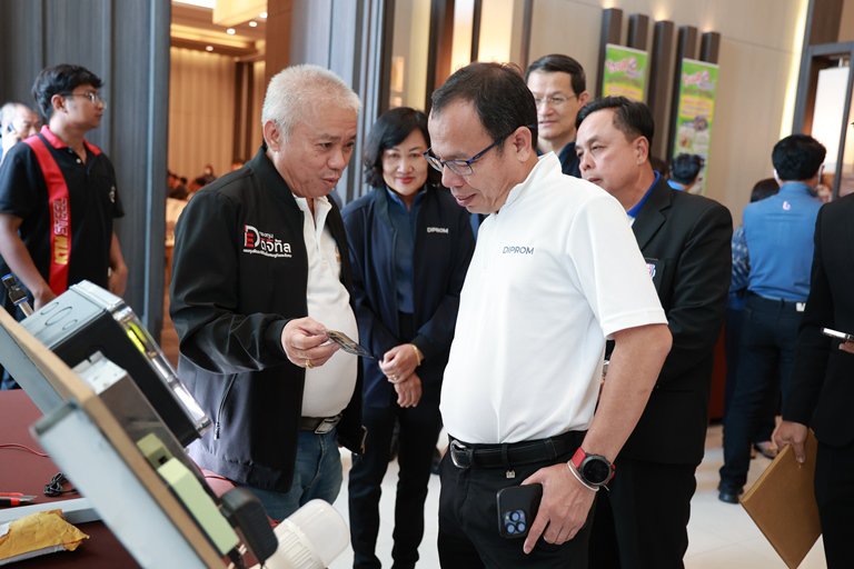 "อสอ.ใบน้อย" นำทีมผู้บริหารดีพร้อม มอบวุฒิบัตรและแสดงความยินดีกับผู้ประกอบการ คพอ. พื้นที่ภาคตะวันออกเฉียงเหนือ