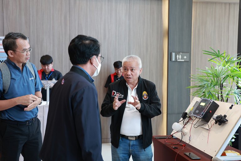"อสอ.ใบน้อย" นำทีมผู้บริหารดีพร้อม มอบวุฒิบัตรและแสดงความยินดีกับผู้ประกอบการ คพอ. พื้นที่ภาคตะวันออกเฉียงเหนือ