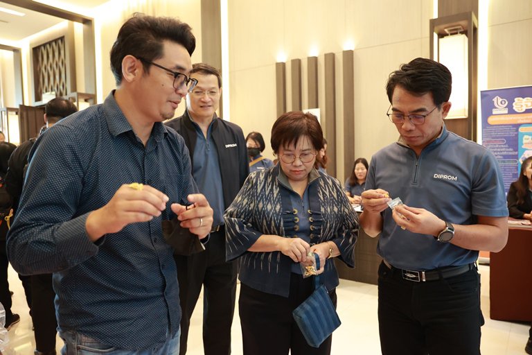 "อสอ.ใบน้อย" นำทีมผู้บริหารดีพร้อม มอบวุฒิบัตรและแสดงความยินดีกับผู้ประกอบการ คพอ. พื้นที่ภาคตะวันออกเฉียงเหนือ