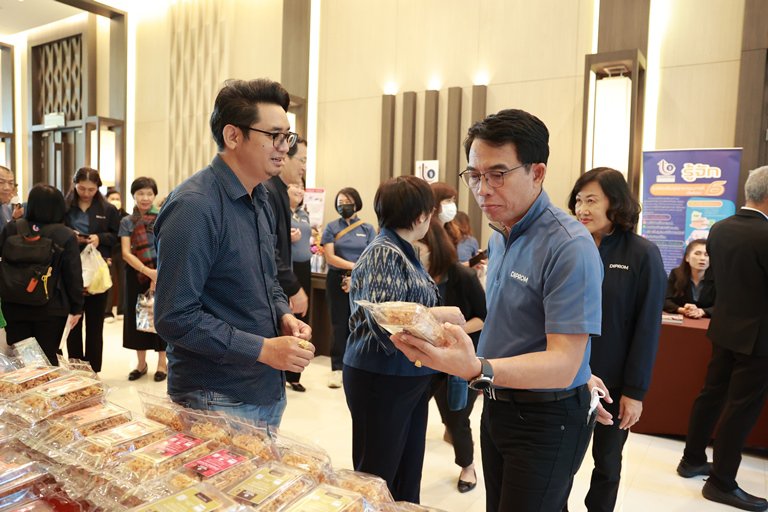 "อสอ.ใบน้อย" นำทีมผู้บริหารดีพร้อม มอบวุฒิบัตรและแสดงความยินดีกับผู้ประกอบการ คพอ. พื้นที่ภาคตะวันออกเฉียงเหนือ