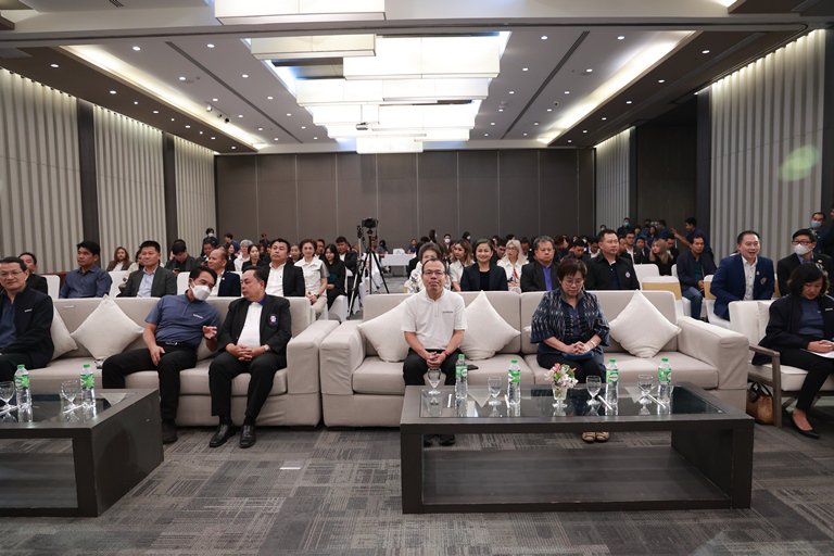 "อสอ.ใบน้อย" นำทีมผู้บริหารดีพร้อม มอบวุฒิบัตรและแสดงความยินดีกับผู้ประกอบการ คพอ. พื้นที่ภาคตะวันออกเฉียงเหนือ