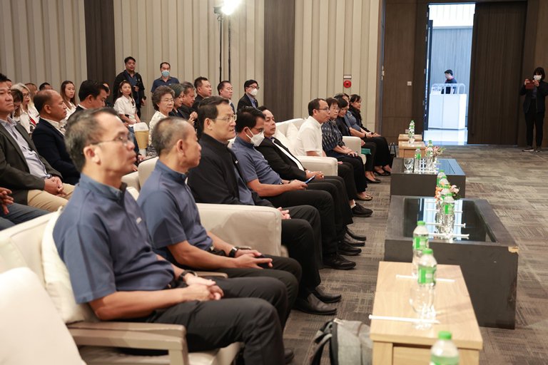 "อสอ.ใบน้อย" นำทีมผู้บริหารดีพร้อม มอบวุฒิบัตรและแสดงความยินดีกับผู้ประกอบการ คพอ. พื้นที่ภาคตะวันออกเฉียงเหนือ