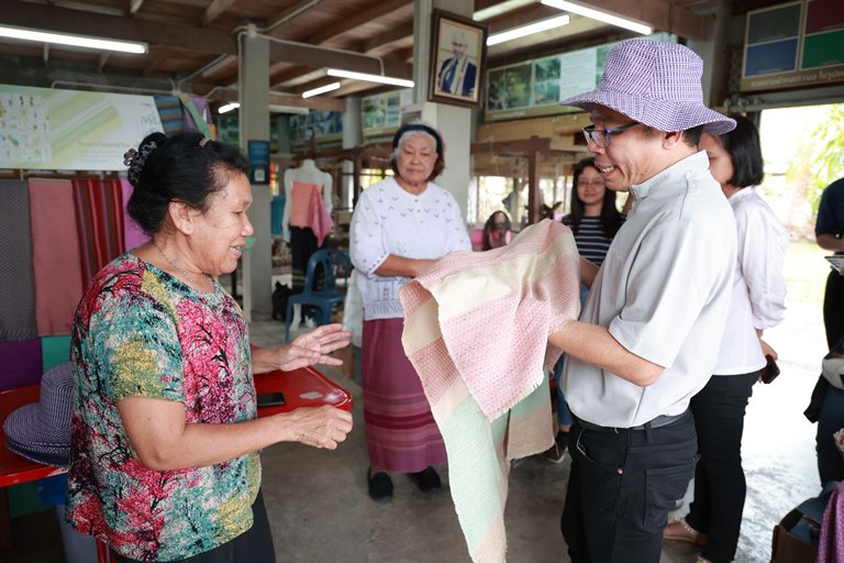 "ดีพร้อม" ลงพื้นที่เยี่ยมชม กลุ่มทอผ้าร่มไทร ต่อยอดสร้างอาชีพดีพร้อม