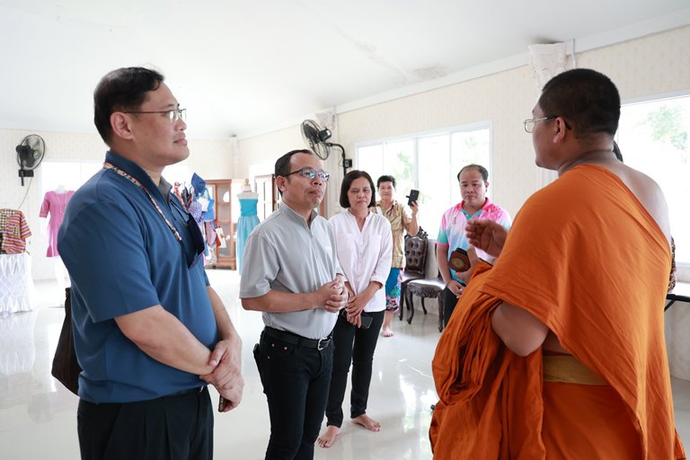"ดีพร้อม" ลงพื้นที่เยี่ยมชม กลุ่มทอผ้าร่มไทร ต่อยอดสร้างอาชีพดีพร้อม