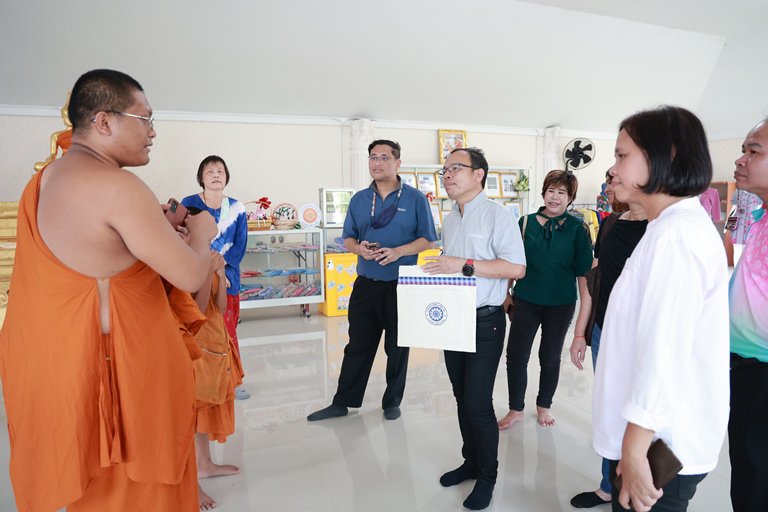 "ดีพร้อม" ลงพื้นที่เยี่ยมชม กลุ่มทอผ้าร่มไทร ต่อยอดสร้างอาชีพดีพร้อม