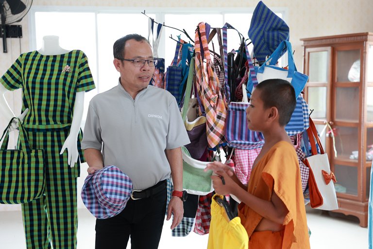 "ดีพร้อม" ลงพื้นที่เยี่ยมชม กลุ่มทอผ้าร่มไทร ต่อยอดสร้างอาชีพดีพร้อม