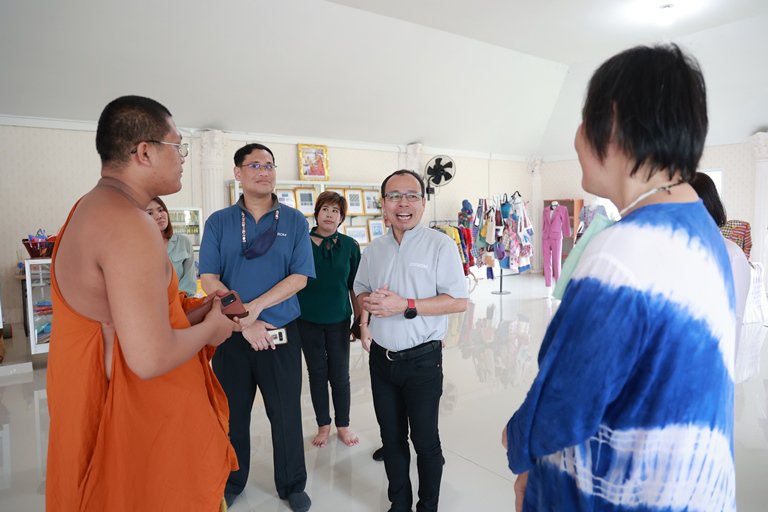 "ดีพร้อม" ลงพื้นที่เยี่ยมชม กลุ่มทอผ้าร่มไทร ต่อยอดสร้างอาชีพดีพร้อม
