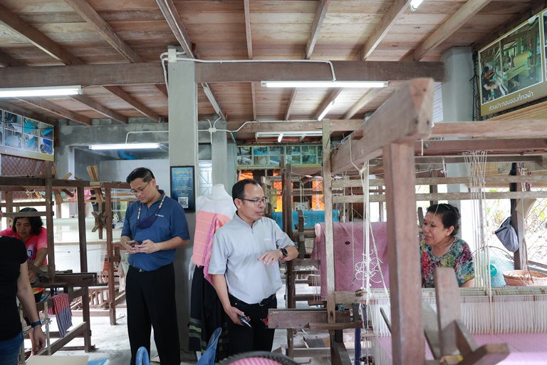 "ดีพร้อม" ลงพื้นที่เยี่ยมชม กลุ่มทอผ้าร่มไทร ต่อยอดสร้างอาชีพดีพร้อม