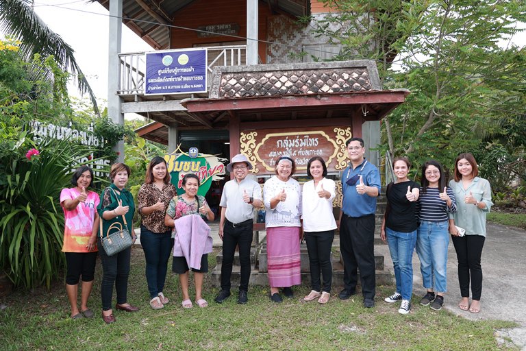 "ดีพร้อม" ลงพื้นที่เยี่ยมชม กลุ่มทอผ้าร่มไทร ต่อยอดสร้างอาชีพดีพร้อม
