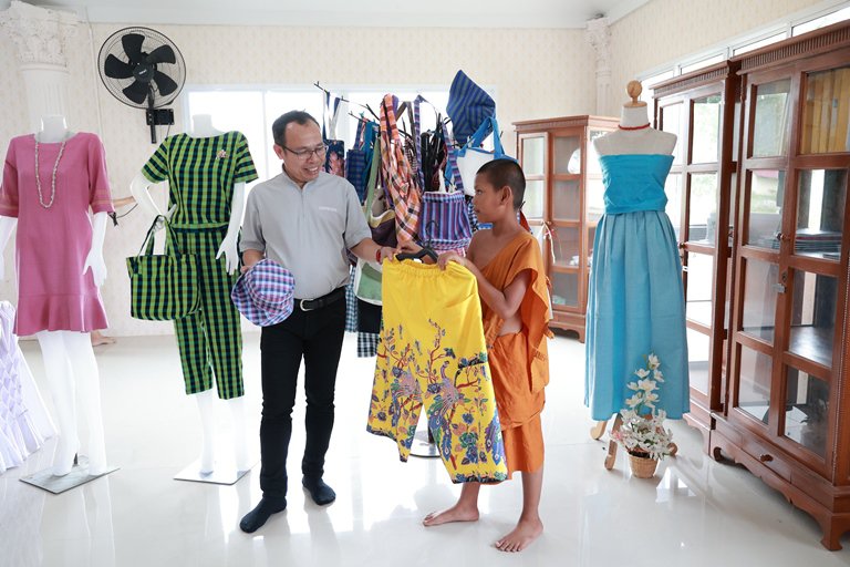 "ดีพร้อม" ลงพื้นที่เยี่ยมชม กลุ่มทอผ้าร่มไทร ต่อยอดสร้างอาชีพดีพร้อม