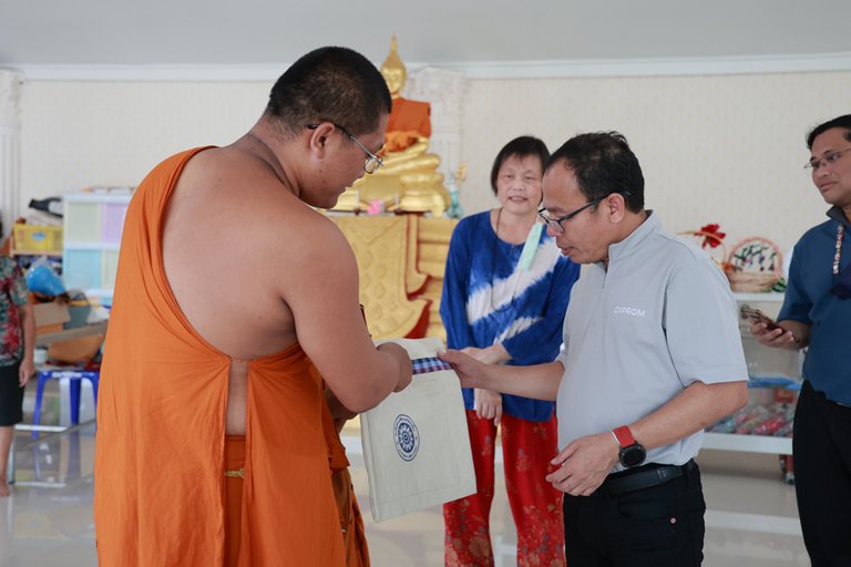 "ดีพร้อม" ลงพื้นที่เยี่ยมชม กลุ่มทอผ้าร่มไทร ต่อยอดสร้างอาชีพดีพร้อม