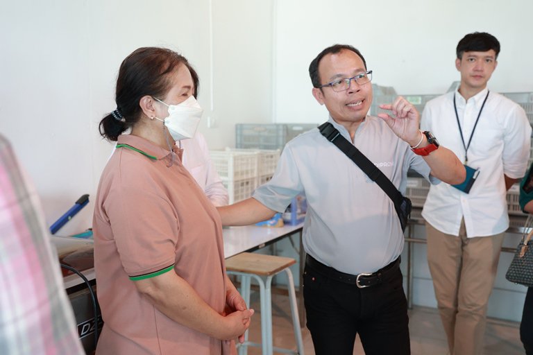 "อธิบดีใบน้อย" ลงพื้นที่เยี่ยมชมชุมชนดีพร้อมเครื่องแกงใต้ เกาะยอ