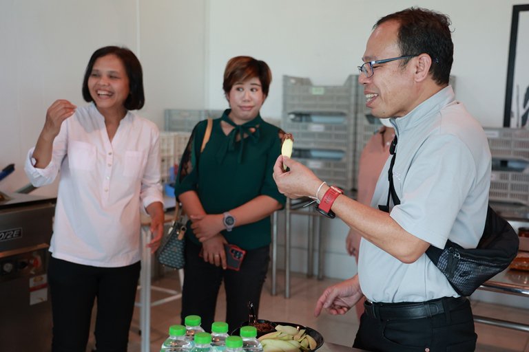 "อธิบดีใบน้อย" ลงพื้นที่เยี่ยมชมชุมชนดีพร้อมเครื่องแกงใต้ เกาะยอ