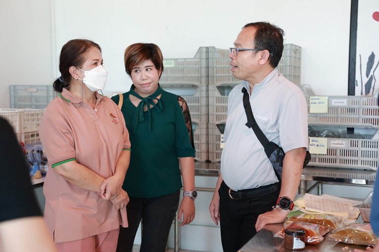 "อธิบดีใบน้อย" ลงพื้นที่เยี่ยมชมชุมชนดีพร้อมเครื่องแกงใต้ เกาะยอ