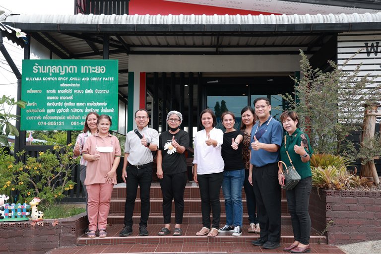 "อธิบดีใบน้อย" ลงพื้นที่เยี่ยมชมชุมชนดีพร้อมเครื่องแกงใต้ เกาะยอ