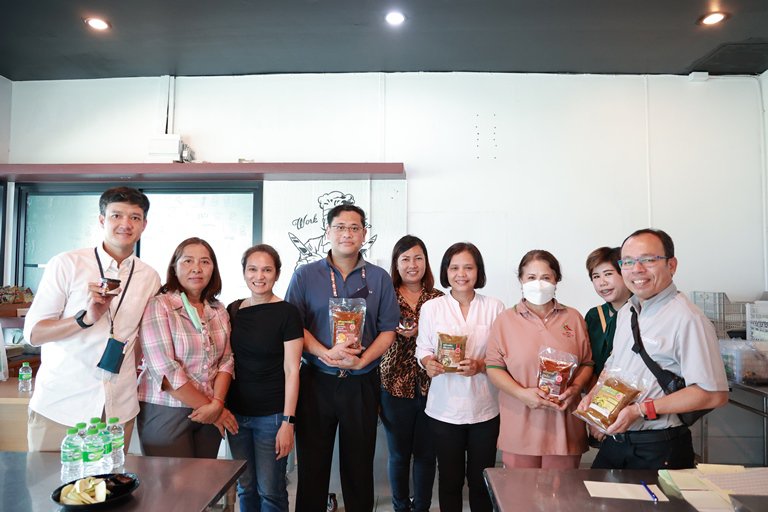 "อธิบดีใบน้อย" ลงพื้นที่เยี่ยมชมชุมชนดีพร้อมเครื่องแกงใต้ เกาะยอ