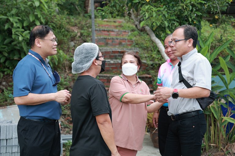 "อธิบดีใบน้อย" ลงพื้นที่เยี่ยมชมชุมชนดีพร้อมเครื่องแกงใต้ เกาะยอ