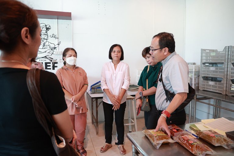 "อธิบดีใบน้อย" ลงพื้นที่เยี่ยมชมชุมชนดีพร้อมเครื่องแกงใต้ เกาะยอ