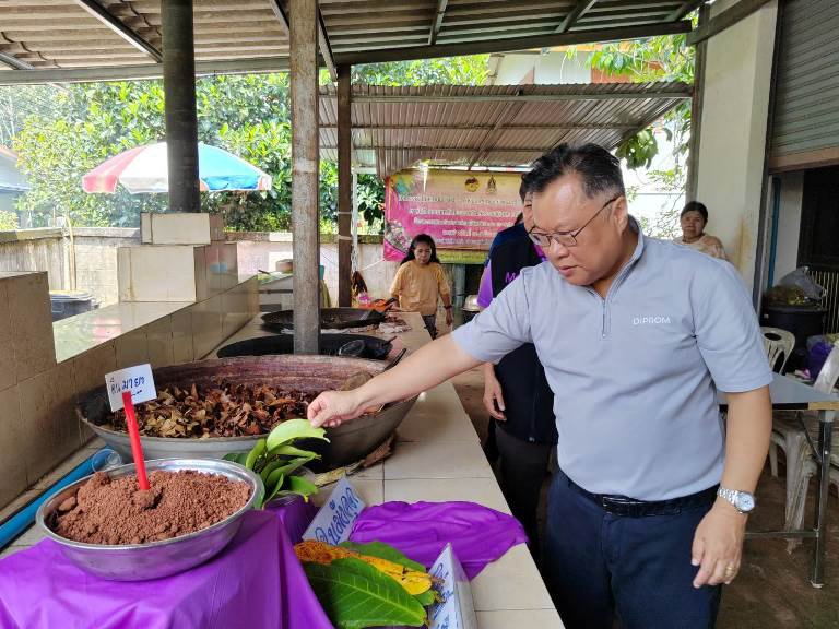 "รสอ.วาที" ลงพื้นที่เยี่ยมชมกลุ่มศรียะลาบาติก และกลุ่มผลิตภัณฑ์สีมายา