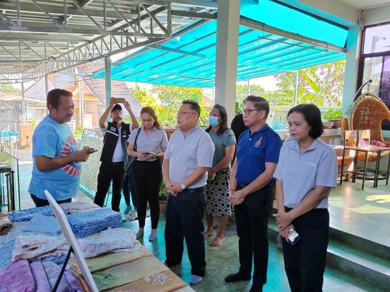 "รสอ.วาที" ลงพื้นที่เยี่ยมชมกลุ่มศรียะลาบาติก และกลุ่มผลิตภัณฑ์สีมายา