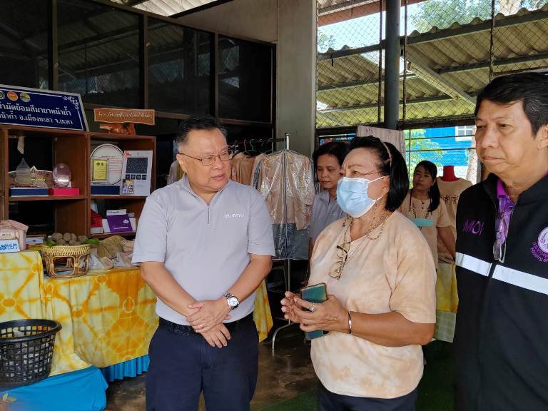 "รสอ.วาที" ลงพื้นที่เยี่ยมชมกลุ่มศรียะลาบาติก และกลุ่มผลิตภัณฑ์สีมายา