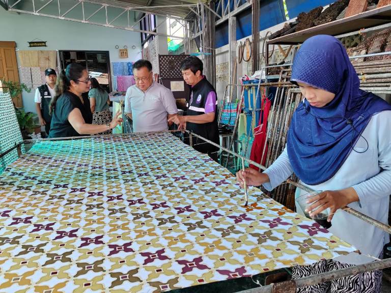 "รสอ.วาที" ลงพื้นที่เยี่ยมชมกลุ่มศรียะลาบาติก และกลุ่มผลิตภัณฑ์สีมายา