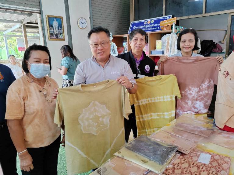 "รสอ.วาที" ลงพื้นที่เยี่ยมชมกลุ่มศรียะลาบาติก และกลุ่มผลิตภัณฑ์สีมายา