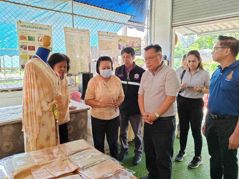 "รสอ.วาที" ลงพื้นที่เยี่ยมชมกลุ่มศรียะลาบาติก และกลุ่มผลิตภัณฑ์สีมายา