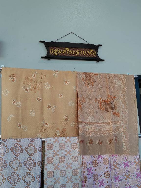 "รสอ.วาที" ลงพื้นที่เยี่ยมชมกลุ่มศรียะลาบาติก และกลุ่มผลิตภัณฑ์สีมายา